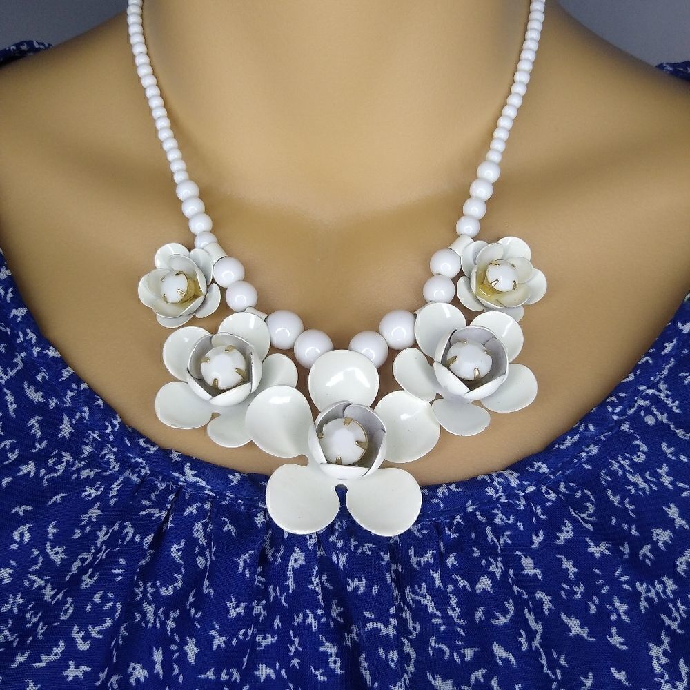 Charming Charlie White Flower Necklace